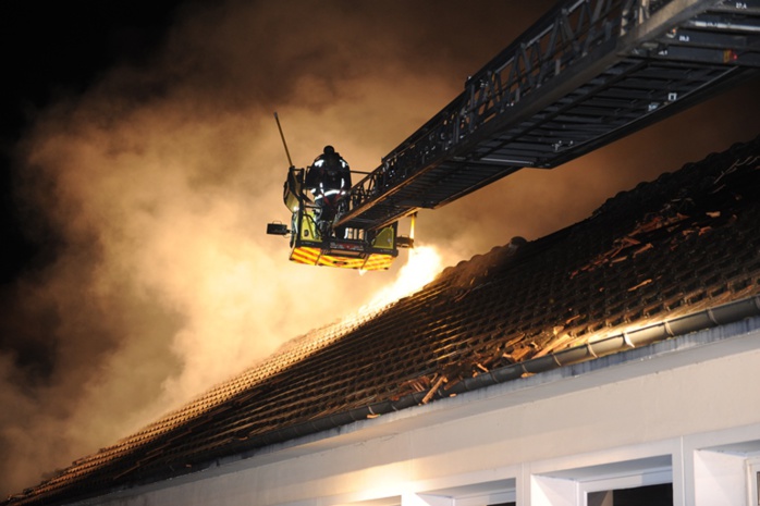 Les pompiers ont déployé d'importants mouyens pour venir à bout du feu (Photos : E . Faller/SDIS78)
