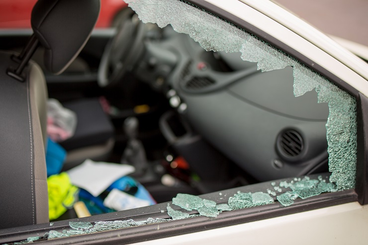 Vitres latérales et pare-brise ont volé en éclats sur une dizaine de véhicules - Illustration © Adobe Stock