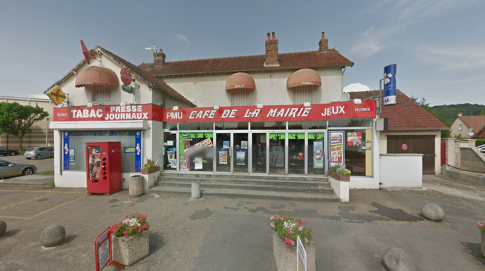 Le bar-tabac-presse est situé devant la mairie, rue Saint Fiacre. La gérante ouvrait son établissement lorsque les malfaiteurs ont fait irruption, (Photo @Google Maps)
