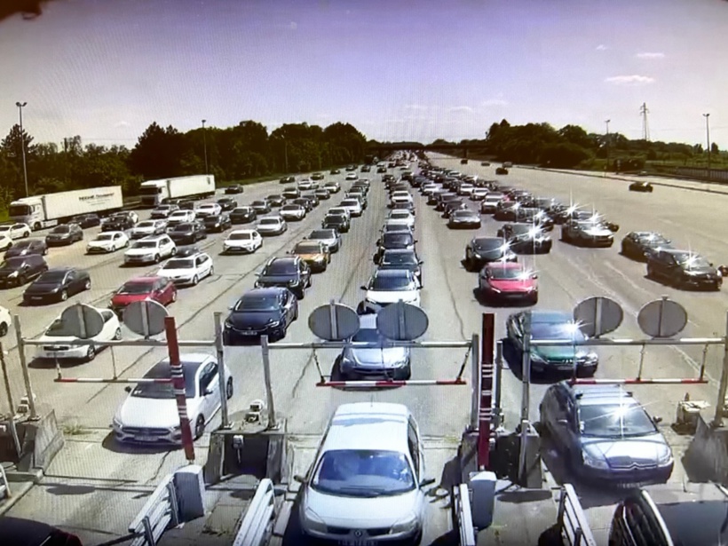 Beaucoup de monde ce jeudi matin vers la Normandie au péage de Buchelay - photo webcam A13 Beaucoup de monde ce jeudi matin vers la Normandie au péage de Buchelay - photo webcam A13