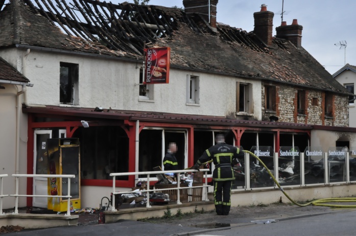 Eure : une boulangerie détruite par un violent incendie cette nuit à Autheuil-Authouillet Eure : une boulangerie détruite par un violent incendie cette nuit à Autheuil-Authouillet