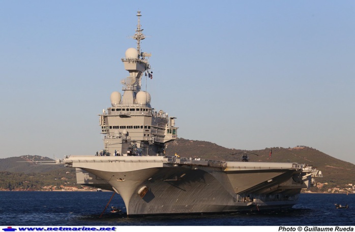 Le porte-avions Charles de Gaulle à la revue navale de Toulon, le 15 août 2014 (Photo@Guillaume Rueda / www.netmarine/net)