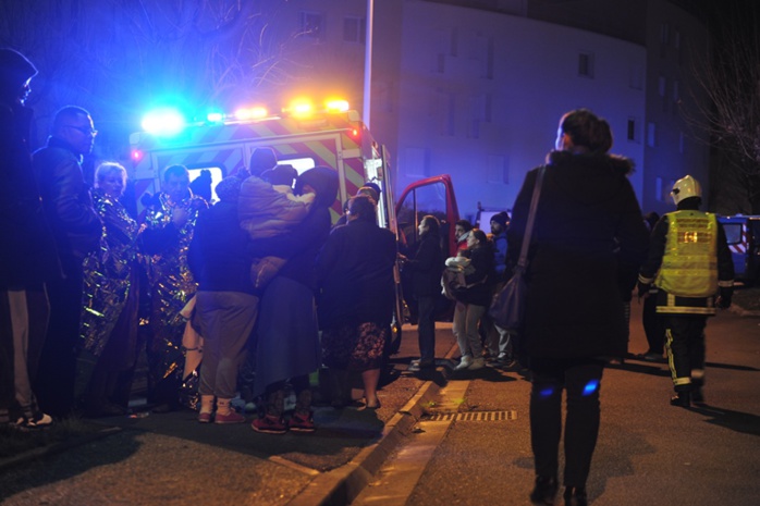 Les sapeurs-pompiers ont pris en charge les locataires évacués en pleine nuit (Photo SDIS78) Les sapeurs-pompiers ont pris en charge les locataires évacués en pleine nuit (Photo SDIS78)