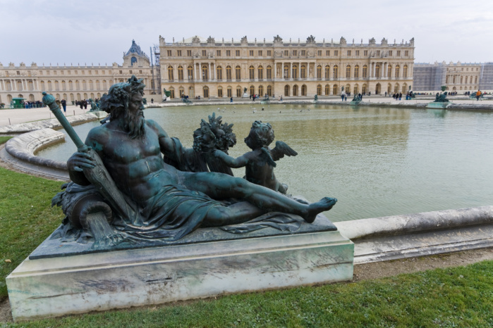 Deux bustes en marbre vandalisés au Château de Versailles