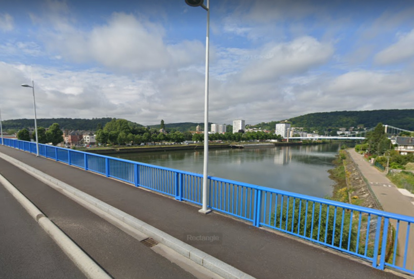 L'homme a sauté dans la Seine depuis le pont Jean-Jaurès L'homme a sauté dans la Seine depuis le pont Jean-Jaurès