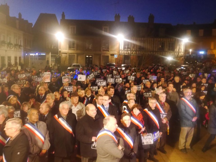 Emotion, solennité et recueillement ce jeudi soir sur la place de la mairie de Bernay pour les victimes de l'attentat à Charlie Hebdo (Photo extraite de la page Facebook de Hervé Maurey)