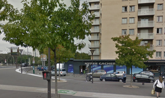 L'épicerie Hyper Cacher est située à l'angle de l'avenue du Cour de la Porte de Vincennnes et de la rue Albert Willemetz