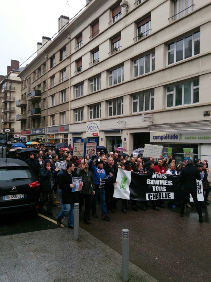 Rassemblement "Je suis Charlie" à Rouen : le témoignage des internautes sur Twitter Rassemblement "Je suis Charlie" à Rouen : le témoignage des internautes sur Twitter