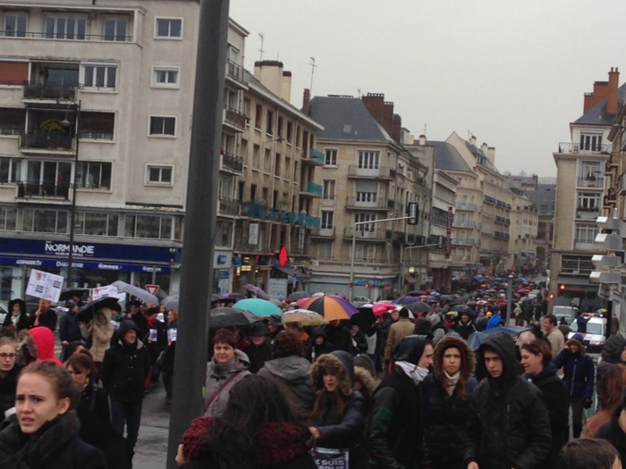 Rassemblement "Je suis Charlie" à Rouen : le témoignage des internautes sur Twitter Rassemblement "Je suis Charlie" à Rouen : le témoignage des internautes sur Twitter