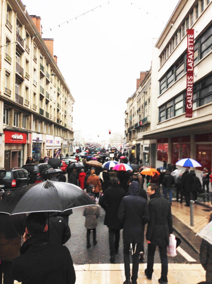 Rassemblement "Je suis Charlie" à Rouen : le témoignage des internautes sur Twitter Rassemblement "Je suis Charlie" à Rouen : le témoignage des internautes sur Twitter