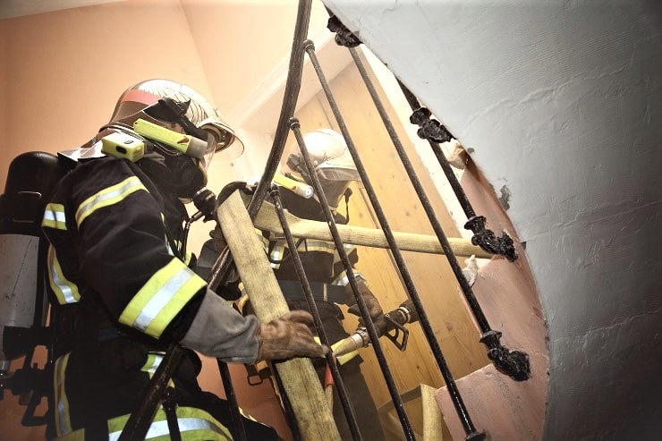 Le feu s'est déclaré au niveau d' une chambre au premier étage du pavillon - Illustration © Adobe Stock