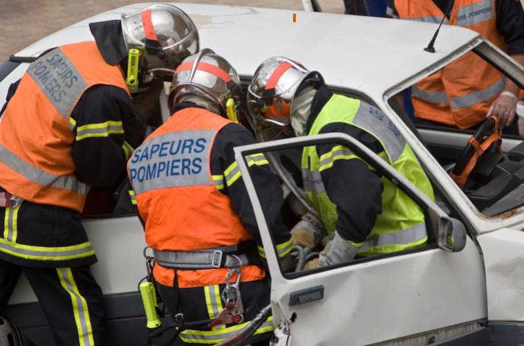 Les secours ont dû procéder à la cérisation du véhicule pour en extraire une personne blessée grave - Illustration © Adobe Stock