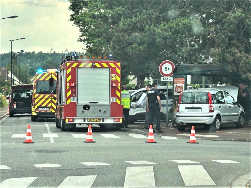 La voiture a terminé sa course sur le trottoir, près d'un abris bus - Photo © infonormandie La voiture a terminé sa course sur le trottoir, près d'un abris bus - Photo © infonormandie
