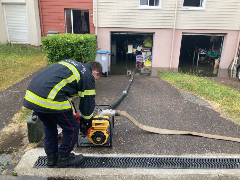 Les sapeurs-pompiers ont été appelés dans de nombreux cas à procéder à des opérations d'épuisement dans des habitations inondées - Photo  @Twitter/Préfecture27