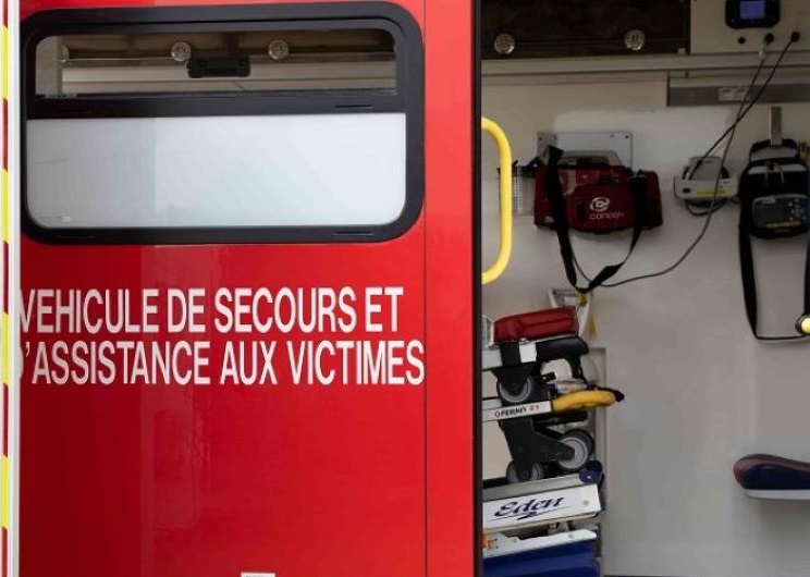 Le conducteur du véhicule a été emmené par les sapeurs-pompiers au centre hospîtalier de Dreux - Illustration © Adobe Stock