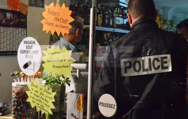 Contrôle d'une épicerie par des policiers (Photo d'illustration)