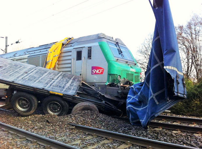 La locomotive a traîné la remorque du camion sur 200 mètres (Photo @Marguet /Twitter) La locomotive a traîné la remorque du camion sur 200 mètres (Photo @Marguet /Twitter)