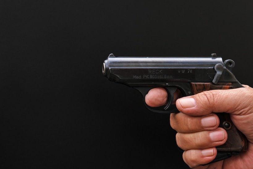 L'agresseur a braqué ses deux victimes avec une arme de poing factice - Illustration © Adobe Stock