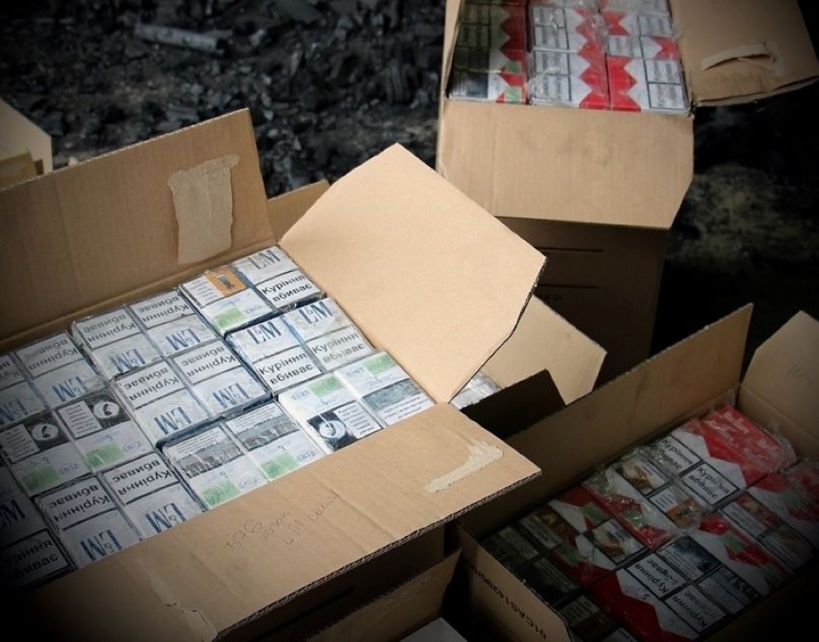 300 cartouches de cigarettes de contrebande ont été découvertes dans le véhicule et au domicile du principal mis en cause à Notre-Dame-de-Bondeville, près de Rouen - Illustration © Adobe Stock