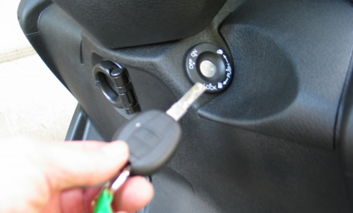 Le voleur a enfourché le scooter dont les clés étaient sur le contact (Photo d'illustration) Le voleur a enfourché le scooter dont les clés étaient sur le contact (Photo d'illustration)