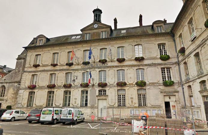 L'hôtel de ville de Bernay L'hôtel de ville de Bernay