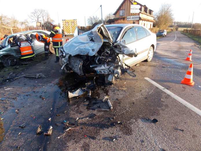 Le choc a été violent comme en témoigne l'état des deux véhicules (Photo @DR) Le choc a été violent comme en témoigne l'état des deux véhicules (Photo @DR)
