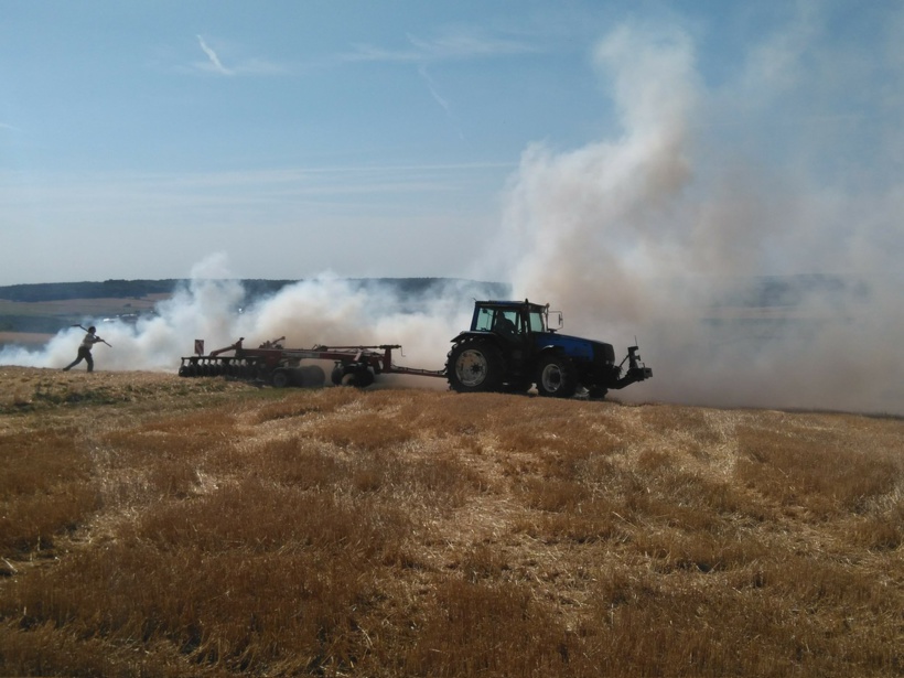 Des agriculteurs ont participé avec leurs engins à l’extinction du feu - illustration Des agriculteurs ont participé avec leurs engins à l’extinction du feu - illustration
