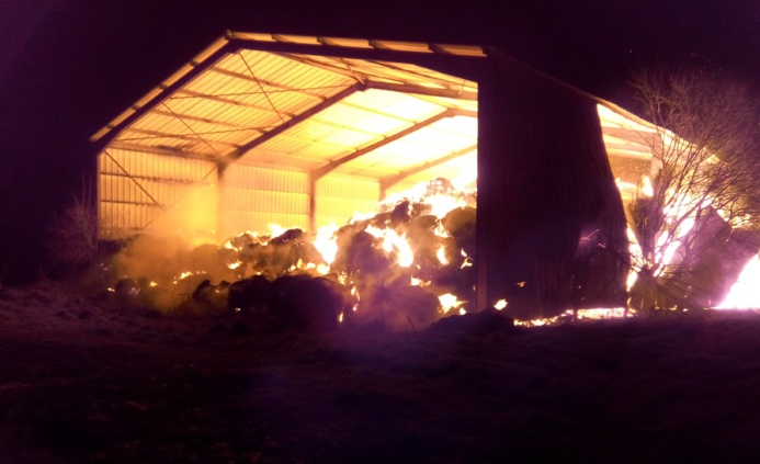 Dans l'Eure, un hangar agricole contenant du lin part en fumée : la piste criminelle est privilégiée