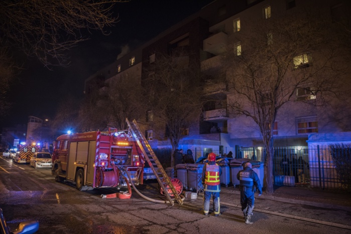 Les sapeurs-pompiers ont déployé de gros moyens pour empêcher que le feu se propage à l'ensemble de la cage d'escalier de l'immeuble de 5 étages (photos : I. Michel/Sdis78)