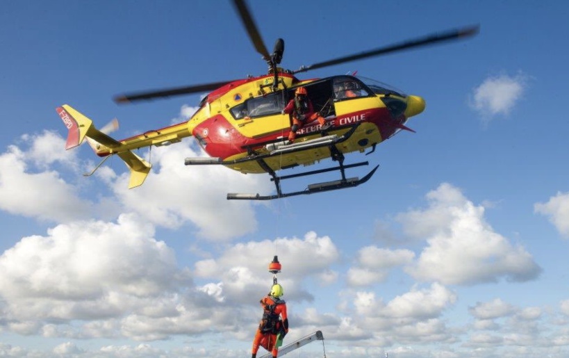 Le corps hélitreuillé par Dragon 76 a été déposé sur la plage - illustration