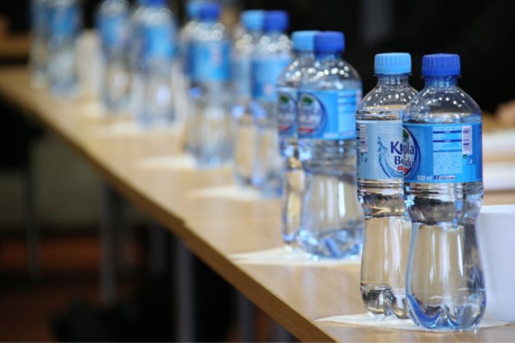 Les entreprises concernées sont informées de cette situation et ont la possibilité de s'approvisionner en bouteilles d'eau auprès de la communauté urbaine pour assurer leur approvisionnement en eau propre et potable. - Illustration © Pïxabay