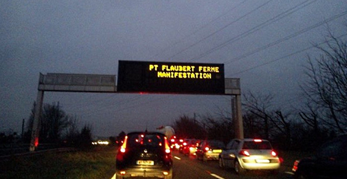 Ce matin, le pont a été fermé provoquant un gigantesque bouchon (Photo d'un lecteur @infoNormandie) Ce matin, le pont a été fermé provoquant un gigantesque bouchon (Photo d'un lecteur @infoNormandie)