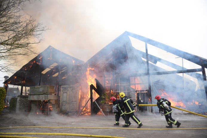 Malgré les moyens déployés, en hommes et en matériel, les sapeurs-pompiers n'ont rien pu sauver du bâtiment en feu (Photo : J.Thomas/G.Kouamé / Sdis78)