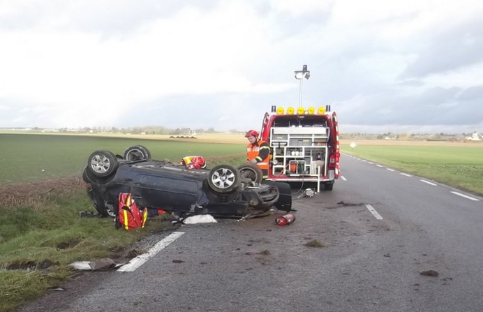 Le véhicule a fait plusieurs tonneaux avant de s'immobiliser sur le toit (Photo DR) Le véhicule a fait plusieurs tonneaux avant de s'immobiliser sur le toit (Photo DR)