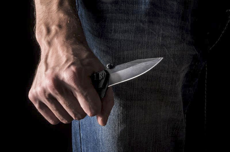 Le trentenaire a reconnu être l'auteur des coups de couteau  (Illustration Adobe Stock)