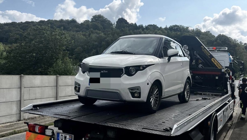 La voiturette a fini sur un plateau, direction la fourrière - photo @ gendarmerie de Seine-Maritime La voiturette a fini sur un plateau, direction la fourrière - photo @ gendarmerie de Seine-Maritime