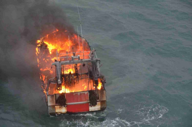 Les quatre membres d'équipage du chalutier en feu ont embarqué dans un canot de sauvetage (Photos Marine nationale)
