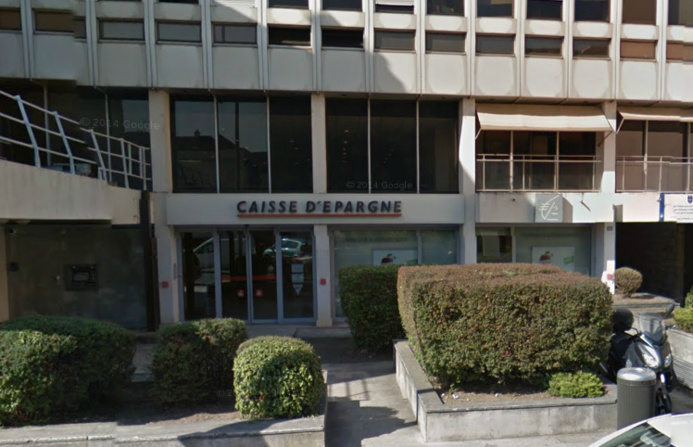 Poissy : le client mécontent fait usage d'un pistolet électrique sur deux employés de la Caisse d'Epargne