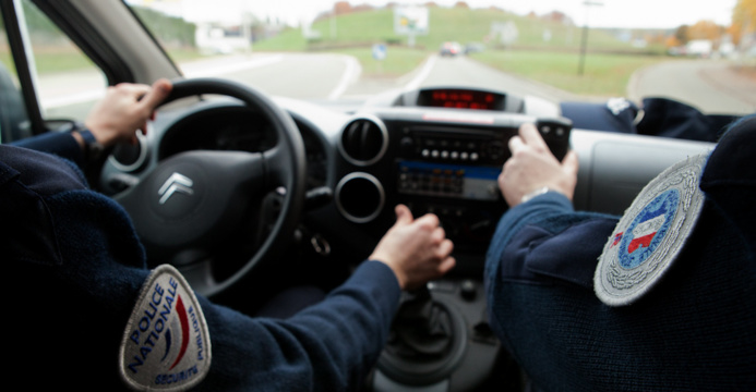 Rouen : à 14 ans, il "emprunte" une voiture pour raccompagner ses copines Rouen : à 14 ans, il "emprunte" une voiture pour raccompagner ses copines