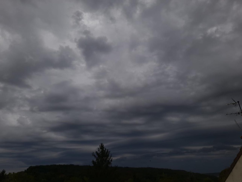 Le ciel était menaçant ce dimanche matin dans l’Eure et en Seine-Maritime - photo @ S.B Le ciel était menaçant ce dimanche matin dans l’Eure et en Seine-Maritime - photo @ S.B