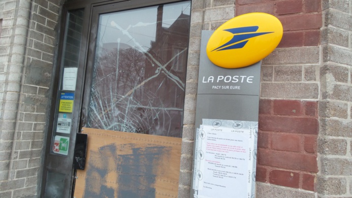 Dans la nuit du 5 au 6 février dernier, la Poste de Pacy-sur-Eure a été la cible d'un commando. Les auteurs n'ont toujours pas été arrêtés et le bureau de poste est toujours fermé au public (Photo @infoNormandie)
