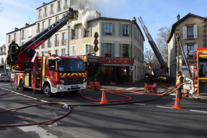 (Le feu s'est déclaré au 2ème étage de ce petit immeuble situé à l'angle du boulevard Circulaire et de la route de Montesson  (Photos : @F. Ferber / SDIS78)