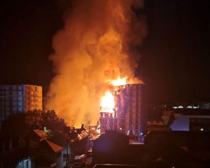 Un premier immeuble s’est embrasé, puis un second par propagation - photo @ Fabien P.
