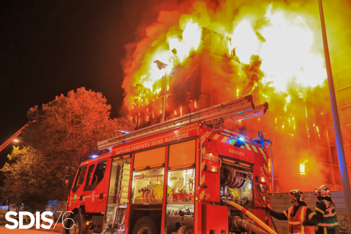 Les deux immeubles embrasés se sont effondrés - Photo ©Sdis76 / Patrice Dehodencq (ERI) Les deux immeubles embrasés se sont effondrés - Photo ©Sdis76 / Patrice Dehodencq (ERI)