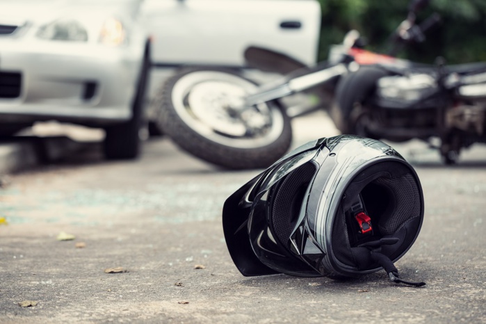 L'accident a impliqué trois motos et une voiture de tourisme - Illustration © Adobe Stock