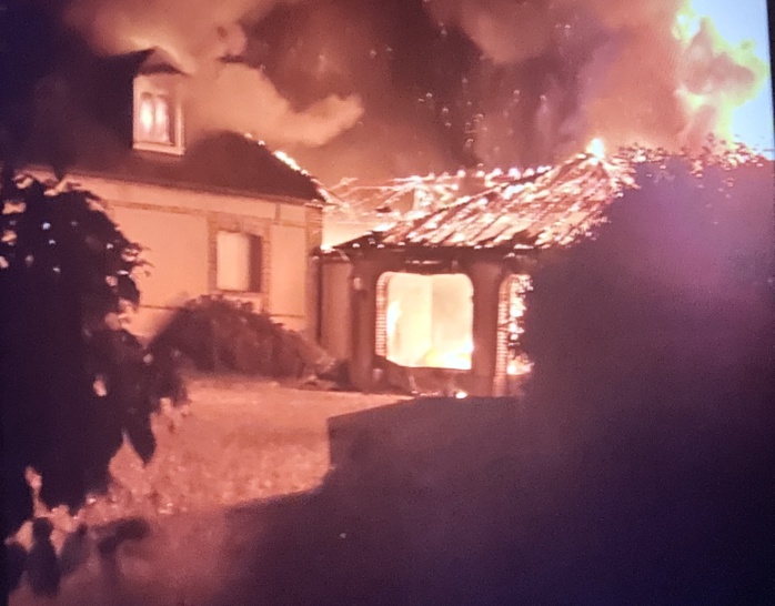 Le garage était embrasé à l’arrivée des sapeurs-pompiers cette nuit peu après minuit - Photo @ Sdis76