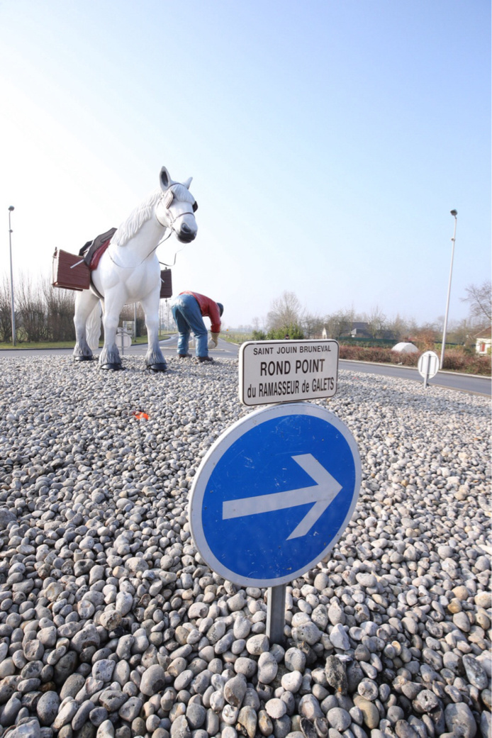Seine-Maritime : le rond-point du "ramasseur de galets" refait à neuf pour le Tour de France Seine-Maritime : le rond-point du "ramasseur de galets" refait à neuf pour le Tour de France