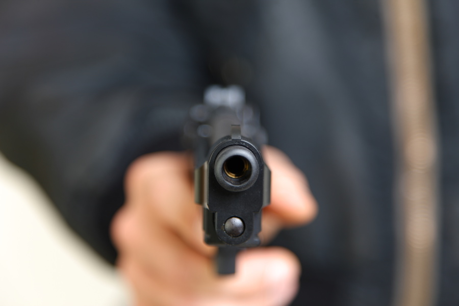 Le malfaiteur a menacé le gérant avec une arme de poing - Illustration © Adobe Stock