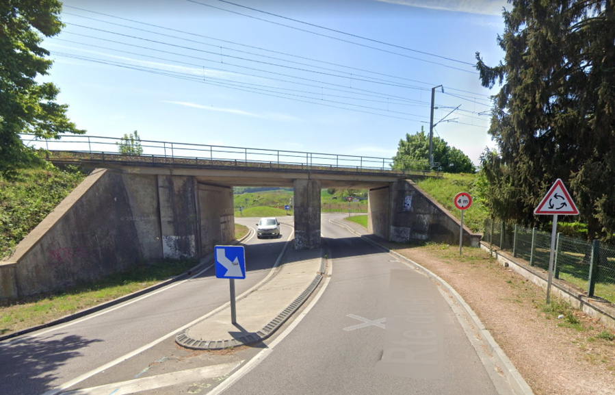 Un poids lourd a heurté ce pont qui enjambe la ligne SNCF Paris - Evreux - Caen, sur le CD 55 à Arnières-sur-Iton