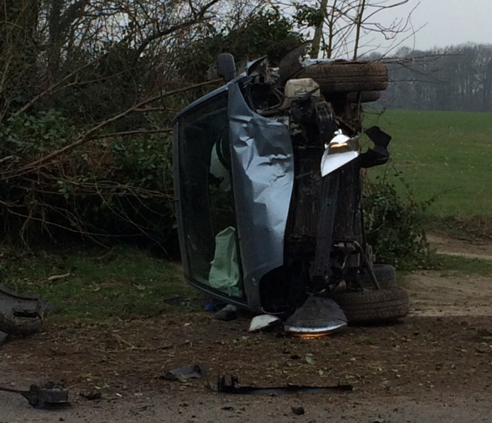 La conductrice et sa passagère s'en sortent bien à voir l'état du véhicule (Photo @DR) La conductrice et sa passagère s'en sortent bien à voir l'état du véhicule (Photo @DR)